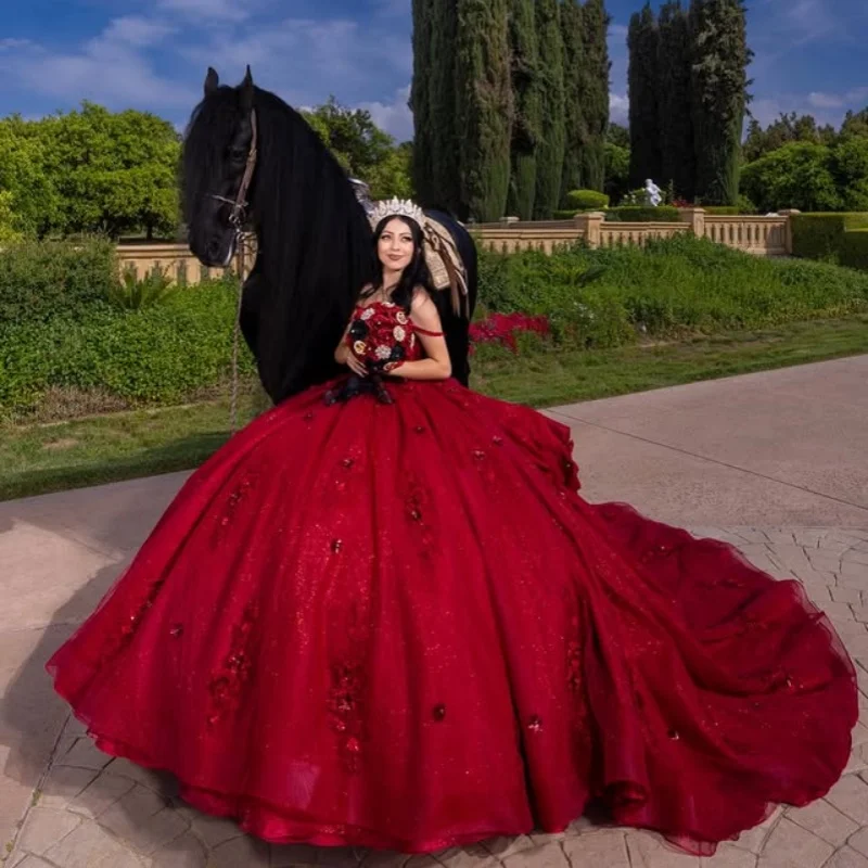 

Блестящие красные платья Quinceanera по индивидуальному заказу с открытыми плечами, кружевная аппликация, 3D цветок, тюль, длинный хвост, Vestido 15, Quinceanera