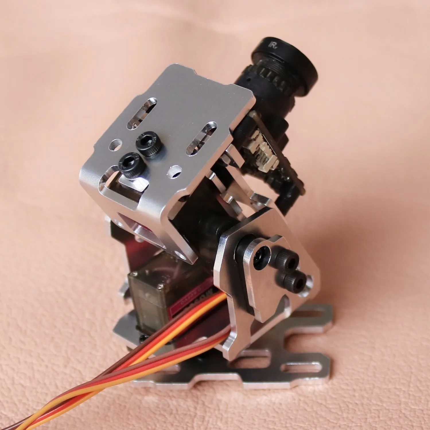 ขายึดกิมบอลเซอร์โว, การไล่ล่าหัว FPV ท้ายฟ้า, กิมบอล FPV สองแกน, กิมบอลรุ่น 4