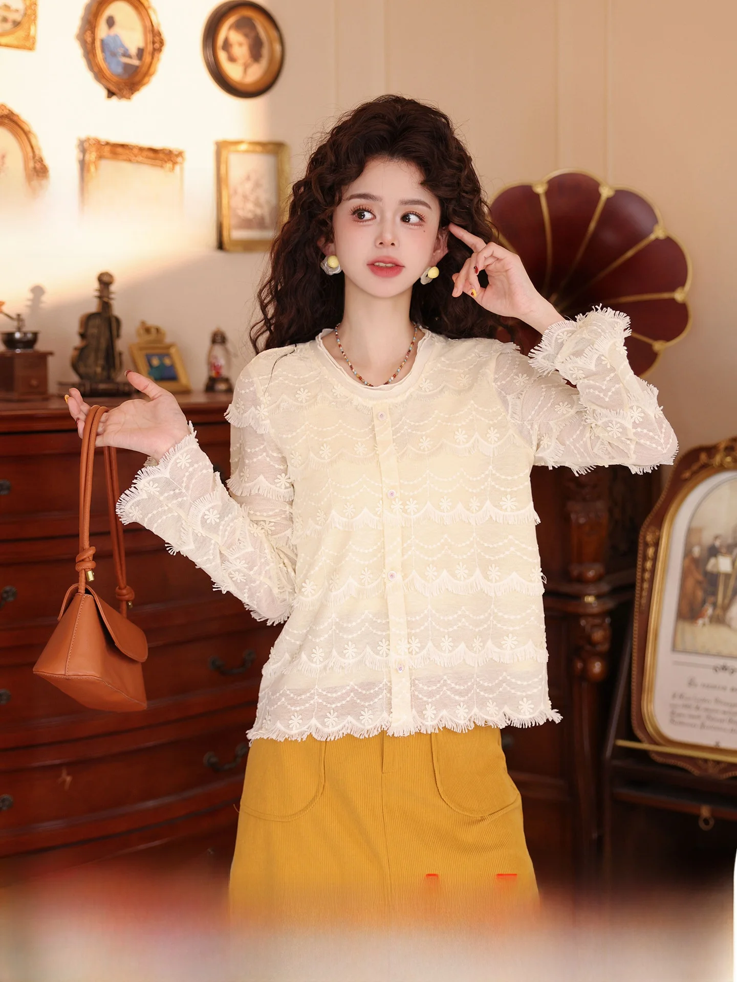 

Chen Jiajie Retro Hong Kong Style Spring Lace Shirt Women Loose Versatile Design Sense Top Polyester Cotton Blend