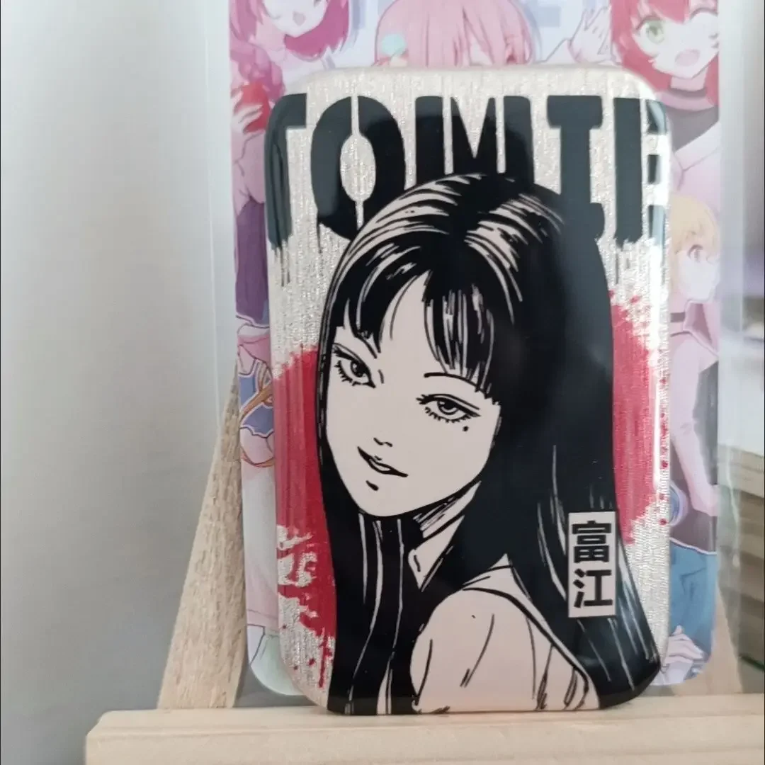 Tomie Kawakami odblaskowa plakietka światła seria Junji Ito nosić ozdobne plakietki Anime peryferyjne przedmioty kolekcjonerskie zabawki prezentowe