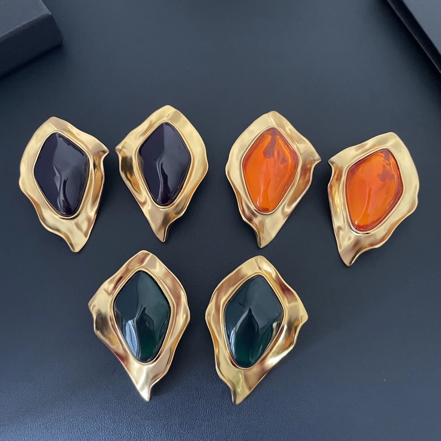 

Европа Америка Смола Золотые зажимы для ушей Большие серьги высшего качества Женские роскошные дизайнерские ювелирные изделия Тенденция вечеринок