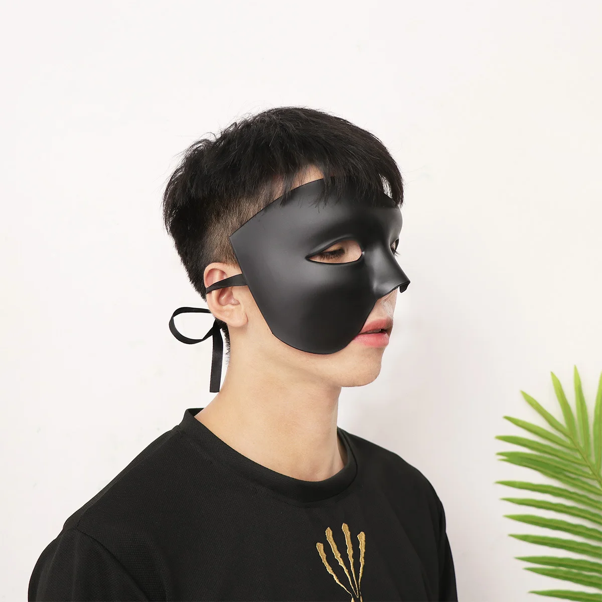 

Маскарадная маска на половину лица в стиле ретро, черная одноглазовая кружевная конструкция, подробные украшения, качественное мерцание, идеально подходит для маскарадных шаров