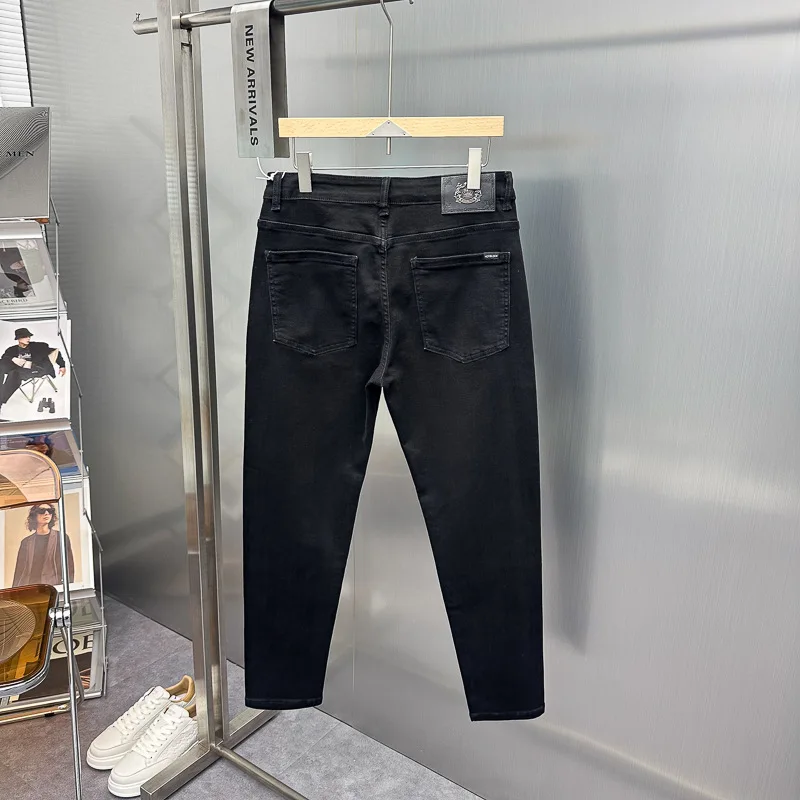 

Универсальные повседневные черные джинсы для молодых мужчин, весна-осень, модный бренд, с маленькой кожаной нашивкой, прямые брюки из хлопкового денима