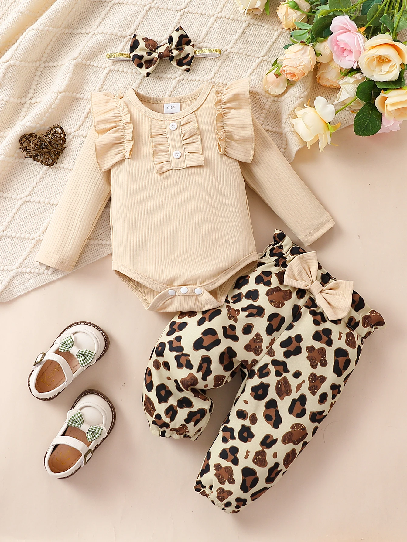 Conjunto de 0 a 18 meses para niña recién nacida: Mono beige acanalado con mangas con volantes, pantalones con puños y lazo de leopardo, y lazo para el pelo a juego con estampado de leopardo, para uso diario.