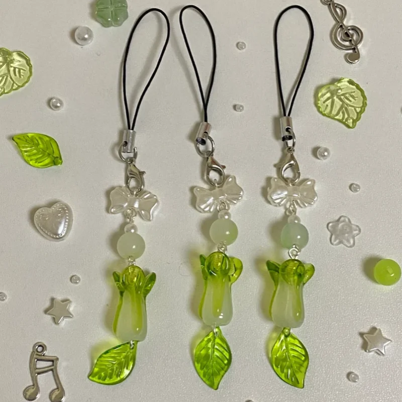 Abalorio para teléfono con cuentas de perlas verdes bok choy estético hecho a mano