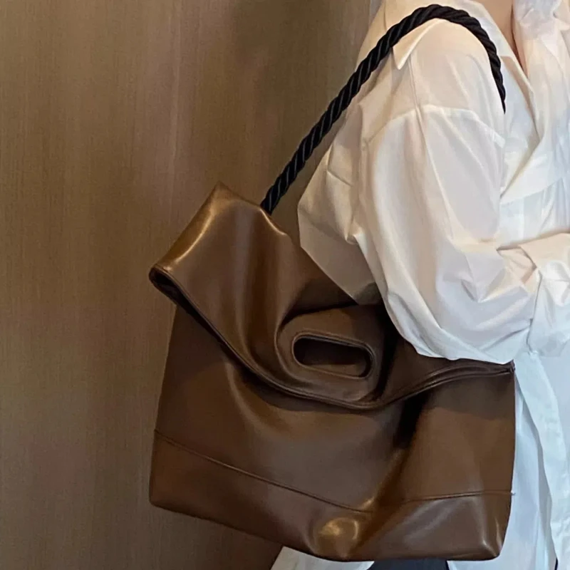 

Small Niche Design Women's Briefcase New Retro Brown Soft Leather Computer Bag Commuting Shoulder Tote Bag