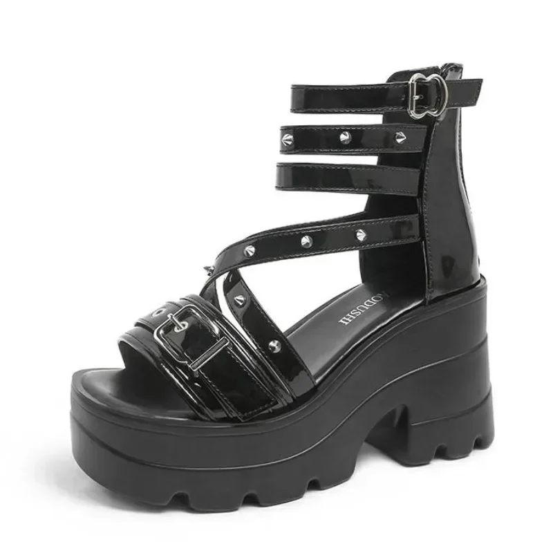 

Летние сандалии 10 см, кроссовки на каблуке с заклепками в стиле панк, новые женские пляжные шлепанцы, повседневные сандалии на высокой платформе, дышащие прогулочные тапочки