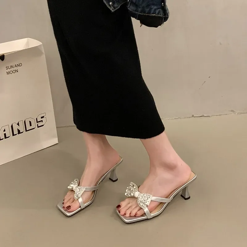 2025 Zapatillas de verano con punta abierta para Mujer, moda con nudo de mariposa de cristal, nuevo superventas para exteriores, tacones elegantes para Mujer