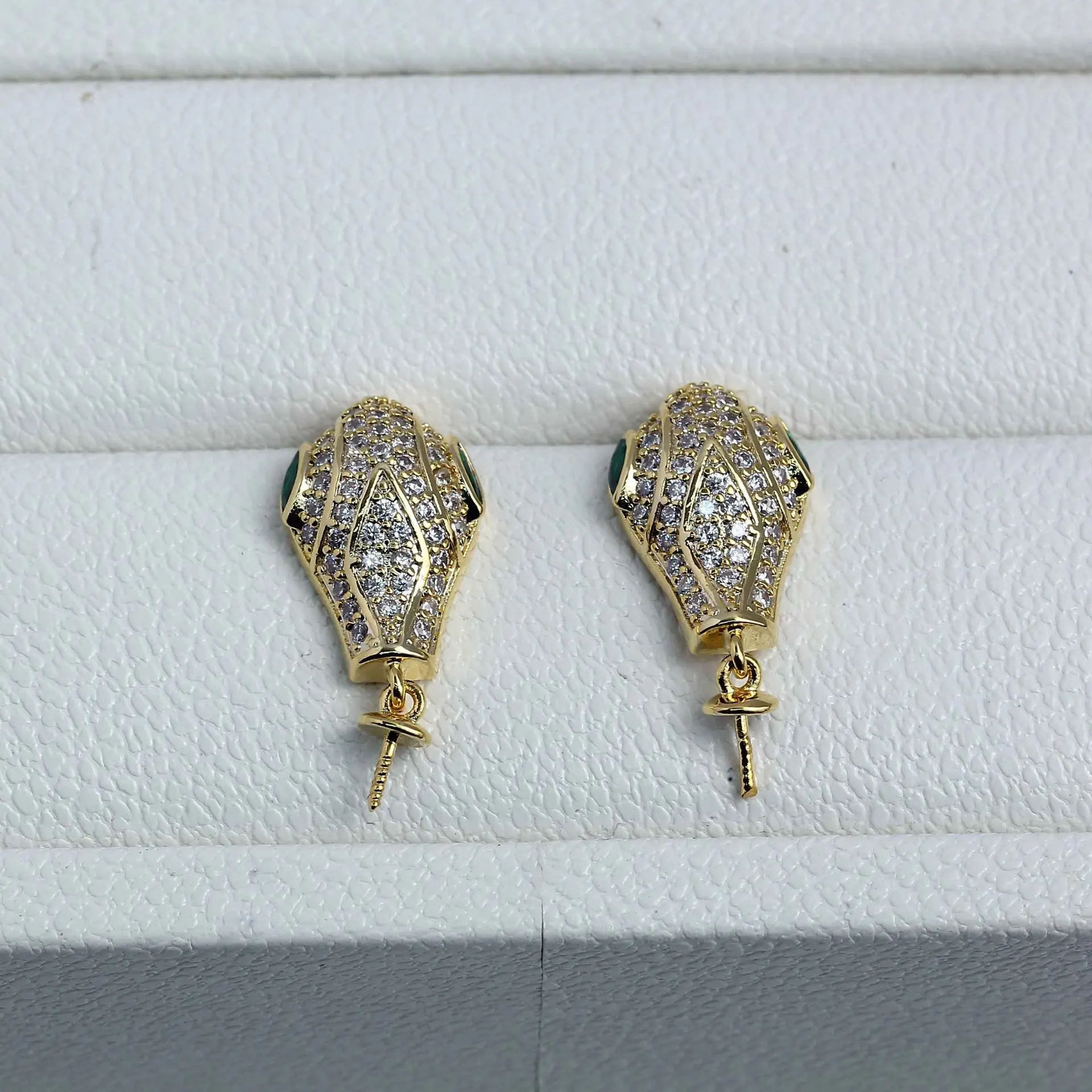 E116 Gold Plated Copper Serpen - Pearl Stud Earrings recension och pris
