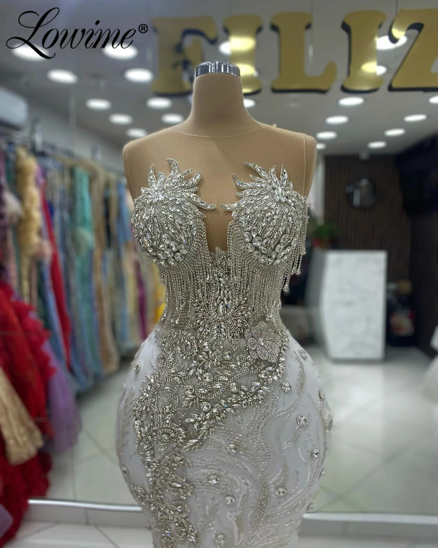 ชุดเดรสปาร์ตี้สีขาวประดับคริสตัลระยิบระยับสำหรับงานแต่งงาน งานเลี้ยงอาหารค่ำ ปี 2026 ทรงเมอร์เมด สไตล์อาหรับ ชุดราตรีออกงานสำหรับผู้หญิง สามารถสั่งตัดได้