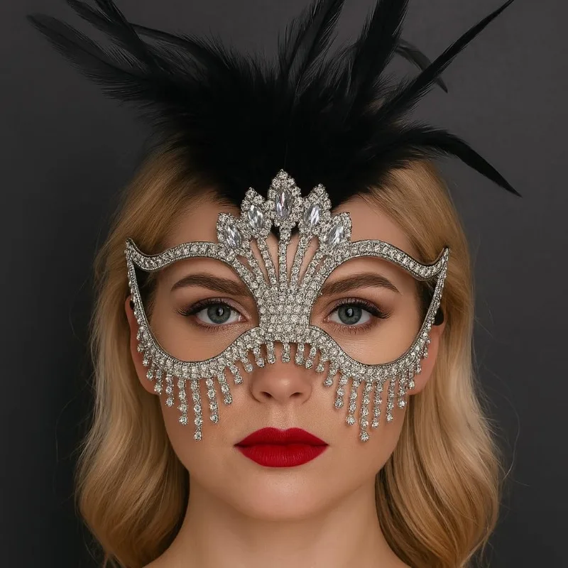 Maschera di piume per donna, maschera in maschera argento con strass e piume, copricapo scintillante per maschera da festa in costume di Mardi Gras