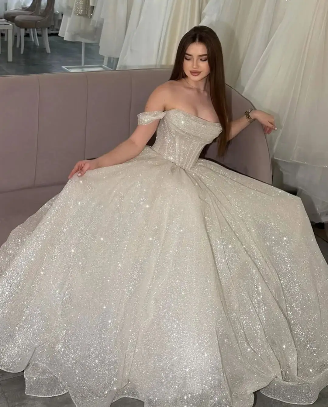 

Блестящие тюлевые свадебные платья с открытыми плечами, однотонное вечернее платье трапециевидной формы с вырезом лодочкой и рюшами длиной до пола, свадебное платье для помолвки