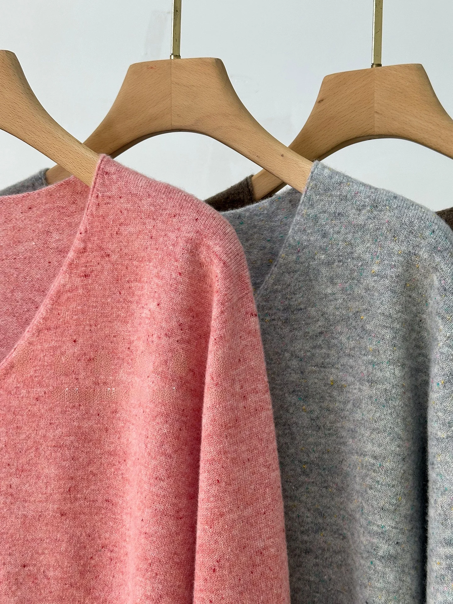 

Элегантный женский вязаный шерстяной свитер с V-образным вырезом из ультрамягкой пряжи, прямого кроя, весна 2026, ранняя коллекция