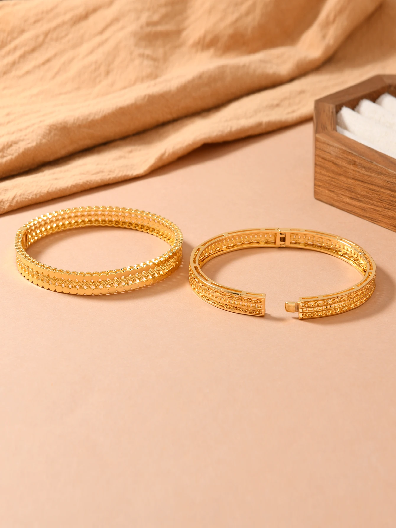 قطعتان من سوار نسائي أصفر متعدد الطبقات من النحاس المطلي بالذهب على الطراز العربي السعودي في الشرق الأوسط متعدد الطبقات بإبزيم مفتوح #3