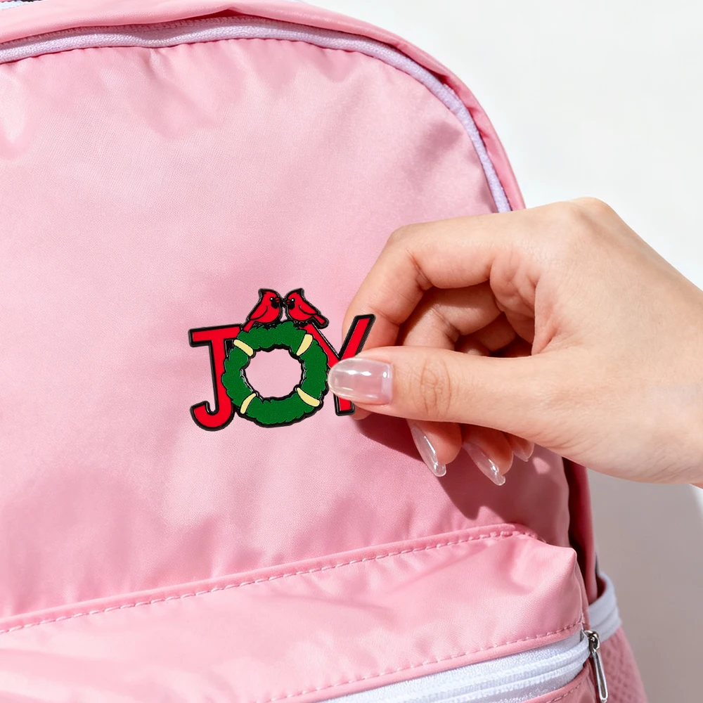 Weihnachts-Freuden-Themen-Brosche, Kardinalen-Kranz, Festabzeichen, Heidelbeer-Kranz-Design, Emaille-Anstecker, Winter-Atmosphäre-Accessoires, Geschenk – Detail 7