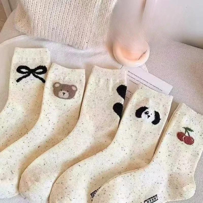 5 أزواج 2025 الخريف جديد ريترو البولكا نقطة المرأة الكرز القوس الحب لطيف الكرتون الدب نمط الأوسط الجوارب لينة ودافئة الجوارب