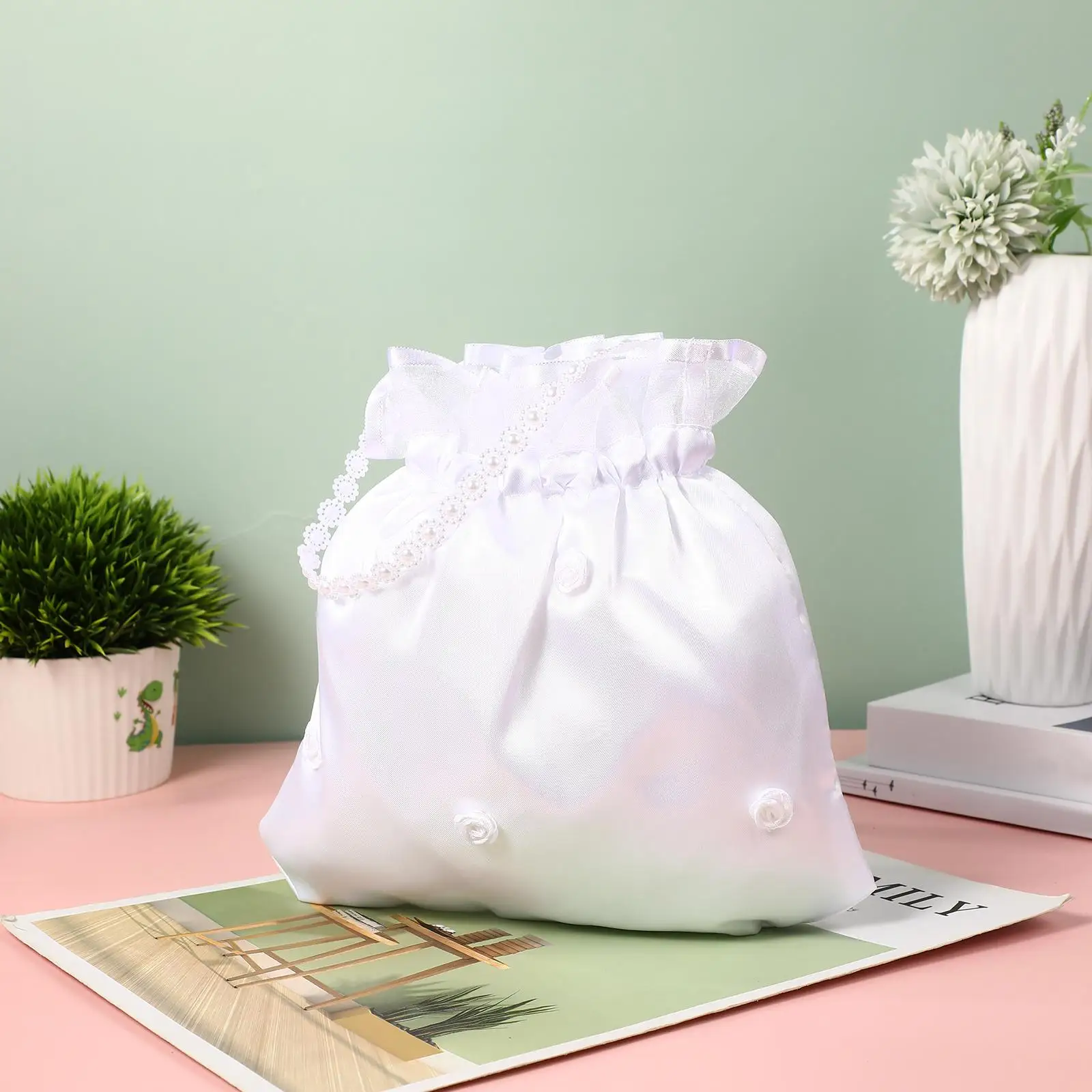 

Charming Bride Handbag Wedding Dolly Bag Lace Decor Satin Material Party Favor Candy Bags Bridal Gift White Handheld Lightweight