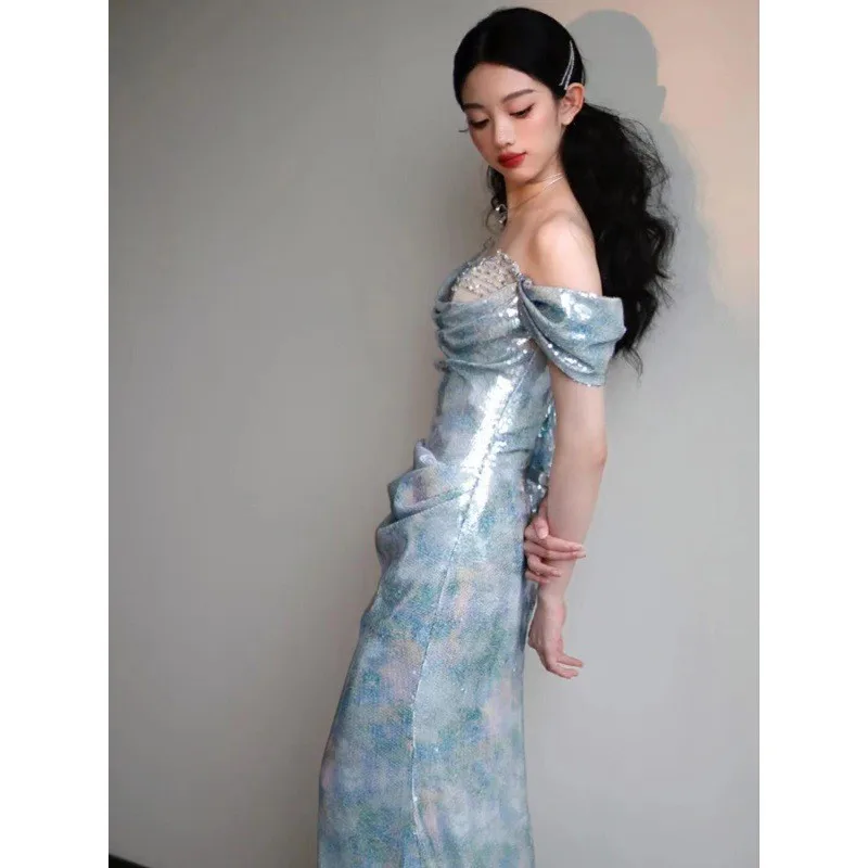 

The one-shoulder banquet host performed a fishtail dress and toasting