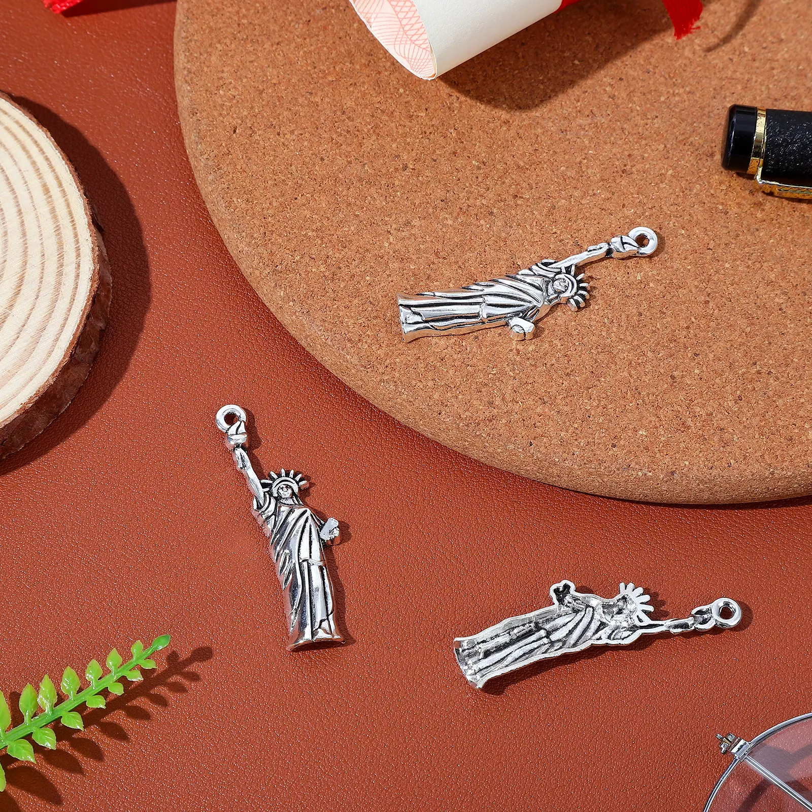 50 Stück Freiheitsstatue-Anhän – Jewelry Making New York Bewertung und Preis