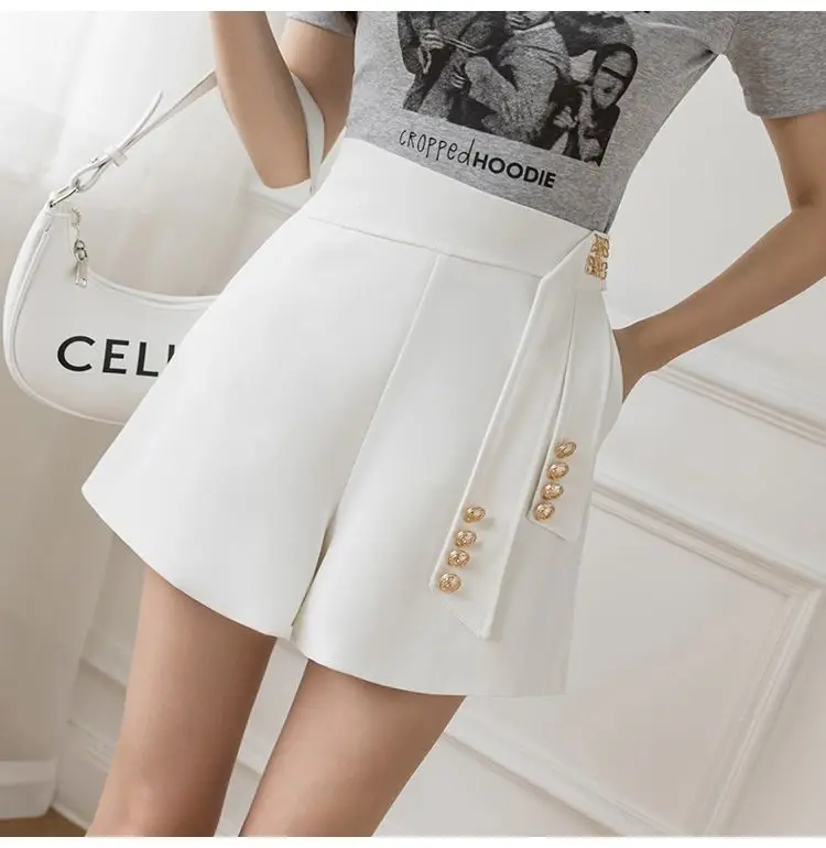 White suit shorts wear women's early autumn 2024 high waist A-shaped slim design with small casual wide-leg pants inside.