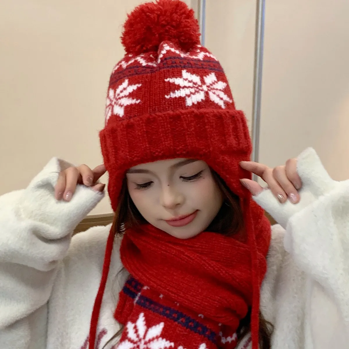 Set Topi dan Syal Musim Dingin Natal, Motif Fair Isle Snowflake Multi Stripe Rajut Pom Chullo, Topi Ski Trapper dengan Penutup Telinga