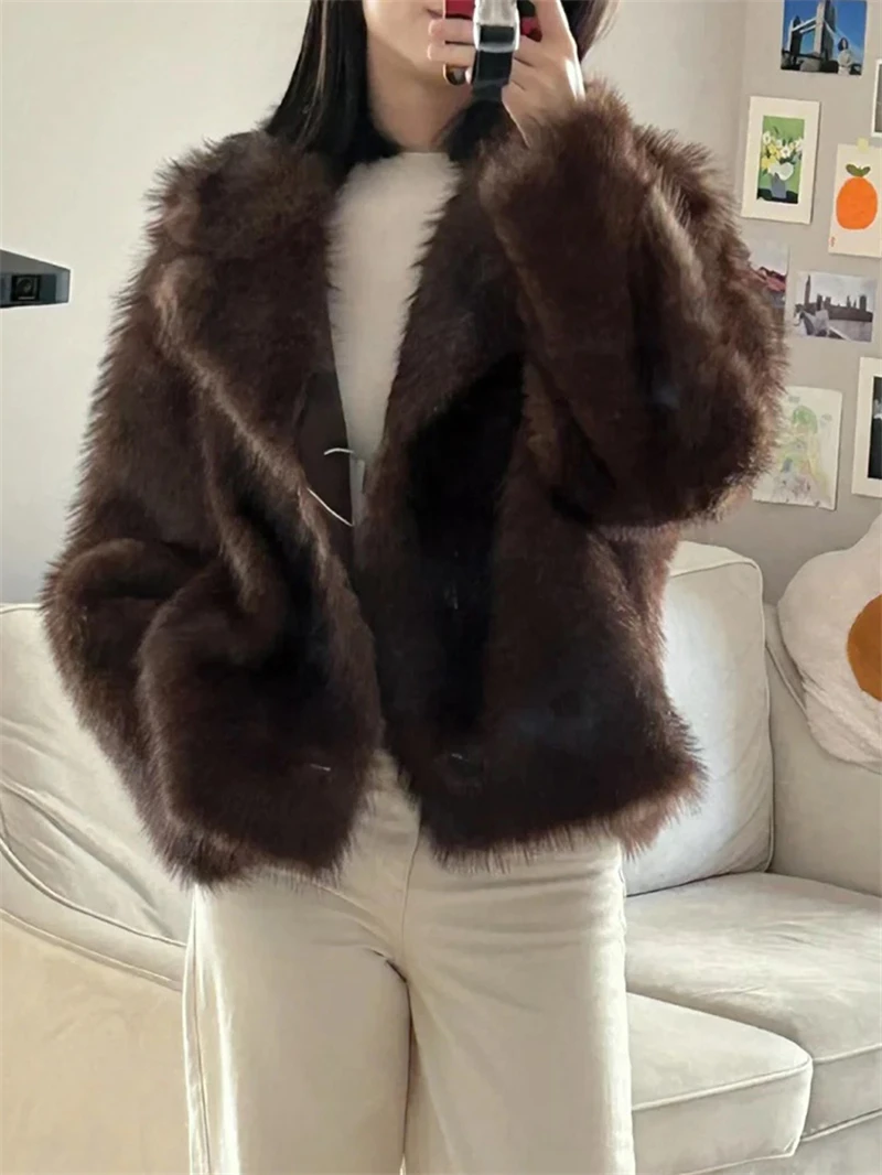 معطف نسائي من الفرو الصناعي موضة خريف وشتاء 2025 معطف بني بأكمام طويلة قابل للعكس للنساء معطف أنيق غير رسمي للسيدات