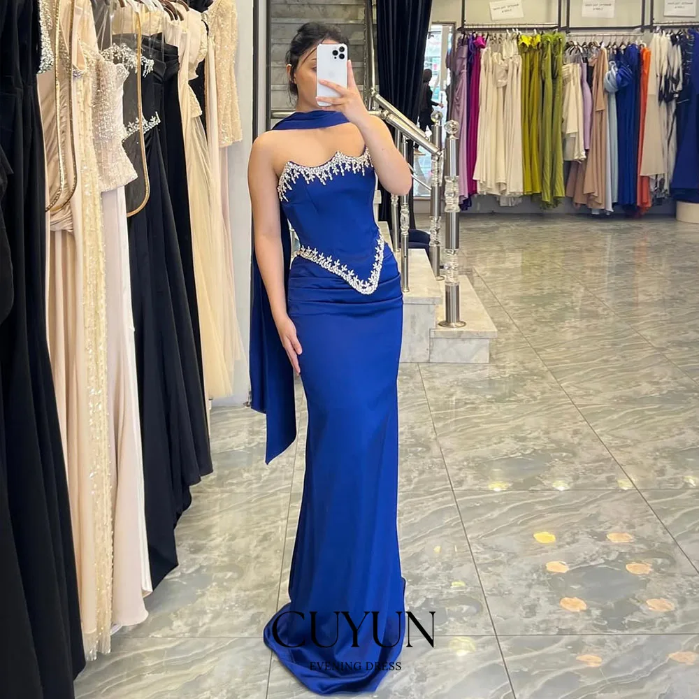 فستان سهرة نسائي فاخر باللون الأزرق الملكي من CUYUN مع خرز مخصص أنيق بدون حمالات لحفلات أعياد الميلاد وحفلات التخرج مناسبة خاصة