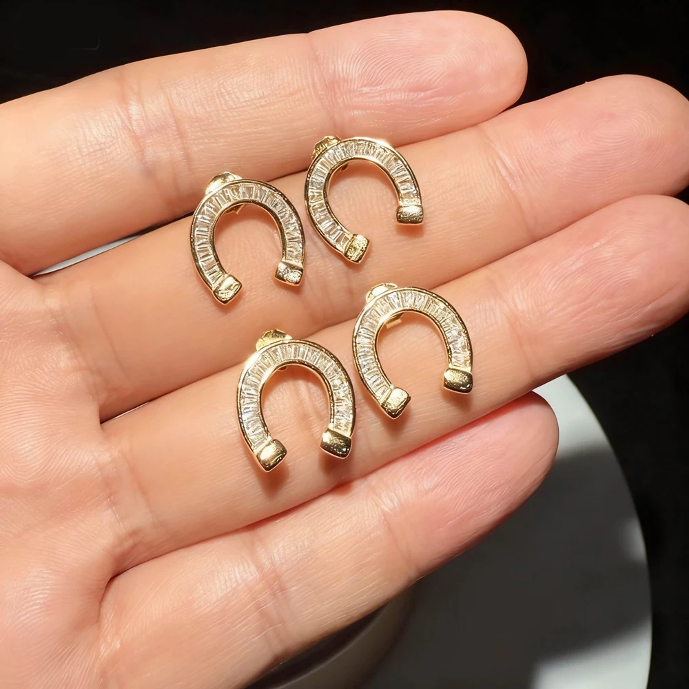 

2025 NEW Fashion 925 Sterling Silver Color Mini Bling CZ Paved Snaffle Bit Shape Stud Earring Horse Shaped Jewelry