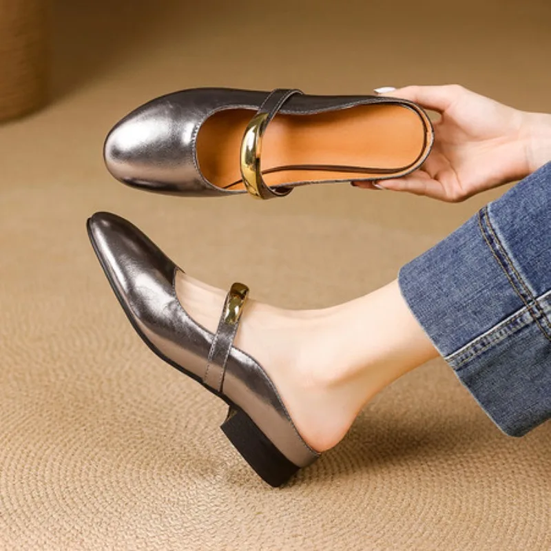 

Новые однотонные туфли Мэри Джейн с круглым носком, женские балетки из искусственной кожи с металлическим декором, летние туфли на плоской подошве