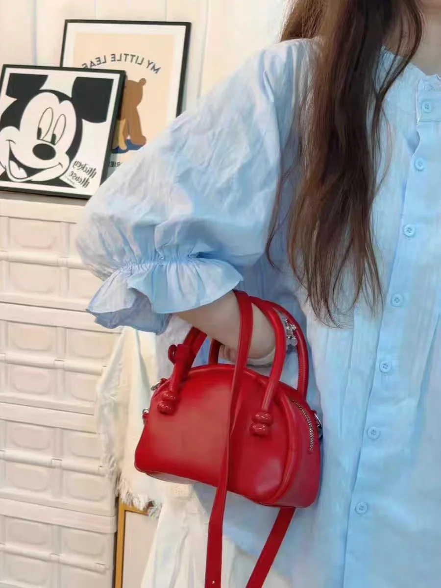 

Красная сумка для боулинга в стиле ретро, сумка через плечо, маленькая пригородная сумка, универсальная, милая, простой дизайн, новинка 2025 года, повседневная сумка через плечо