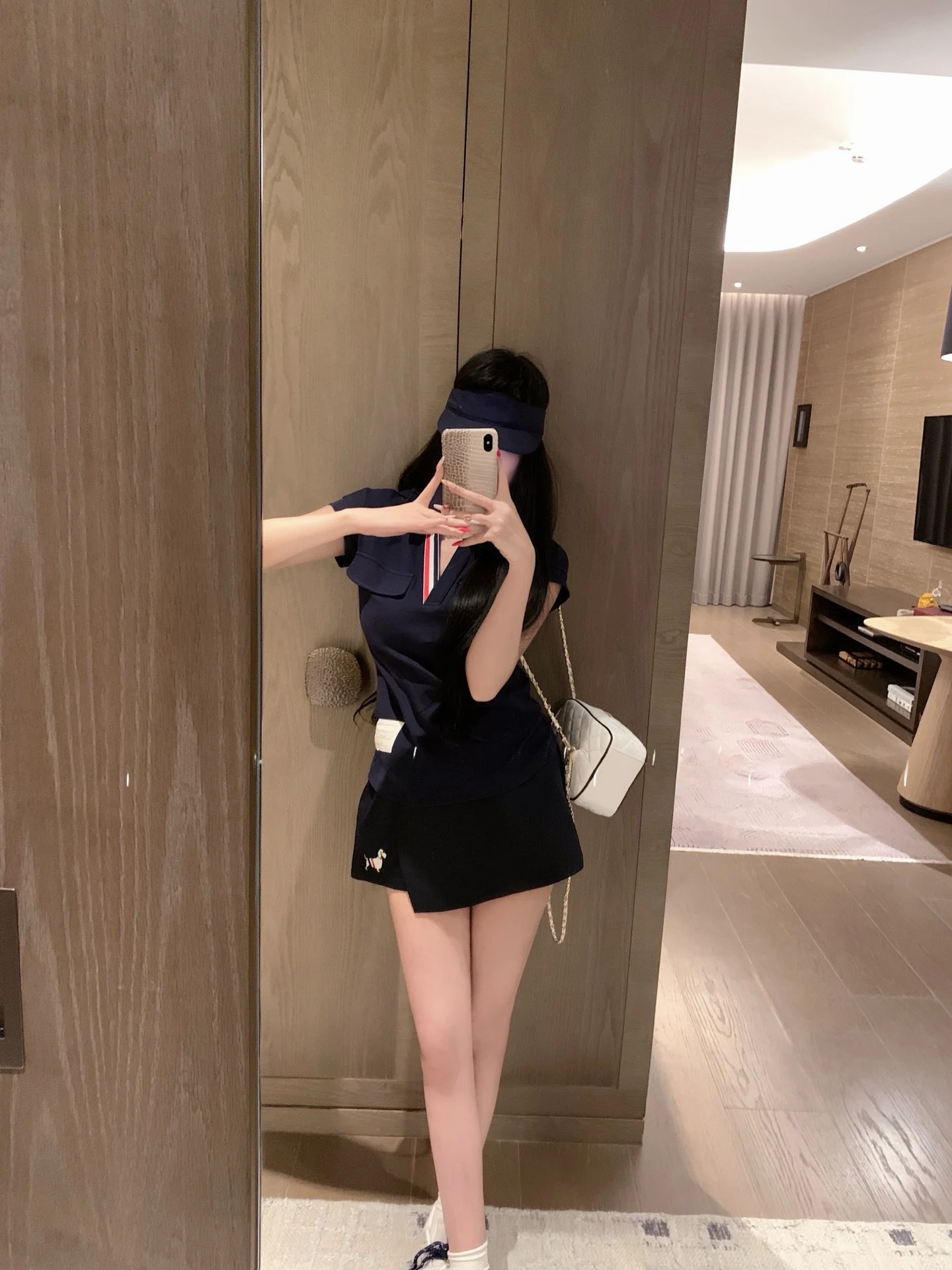 

Корейский стиль: комплект из футболки с коротким рукавом, глубоким V-образным вырезом и вышивкой, асимметричный подол, эффект удлинения ног, женская футболка с декоративной строчкой.