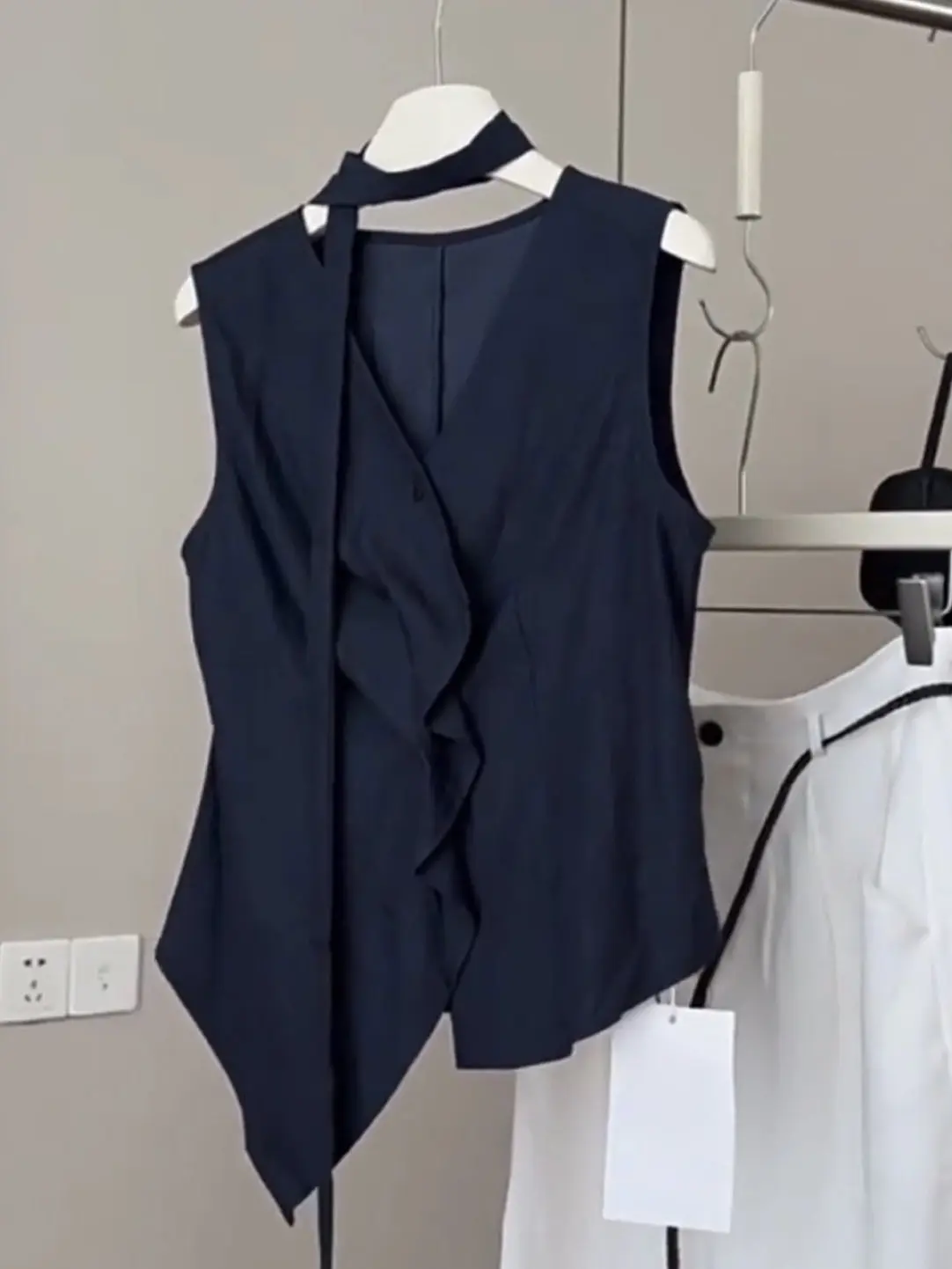 

Корейская женская летняя новинка: топ без рукавов с V-образным вырезом, асимметричный дизайн, темно-синий цвет, свободный крой, для повседневной носки