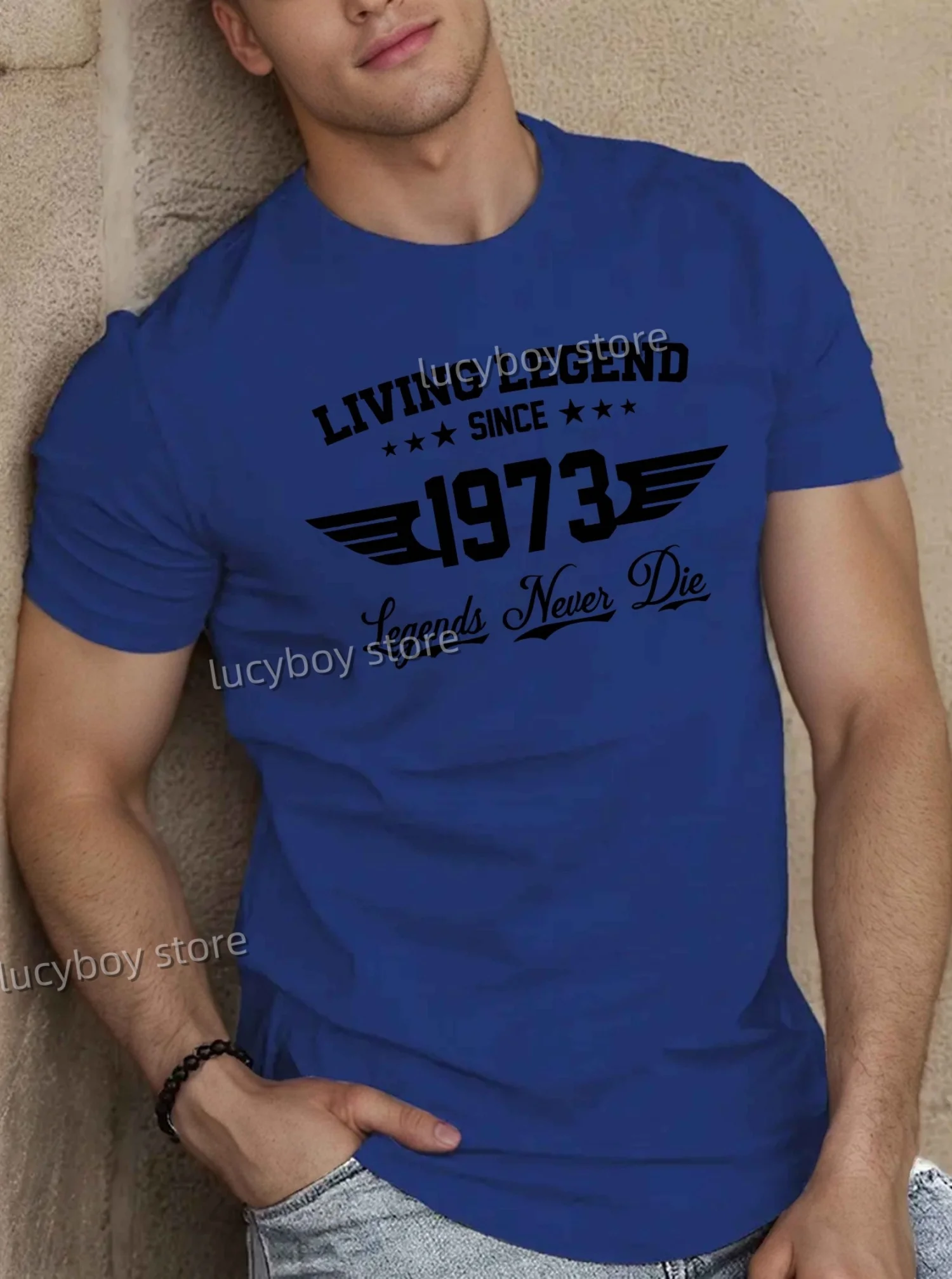 ใหม่ใน Men LIVING LEGEND 1973 พิมพ์แขนสั้นเสื้อ T ชายกีฬาแข่งฟุตบอล Tee Vintage เสื้อลําลองผู้ชายเสื้อผ้า