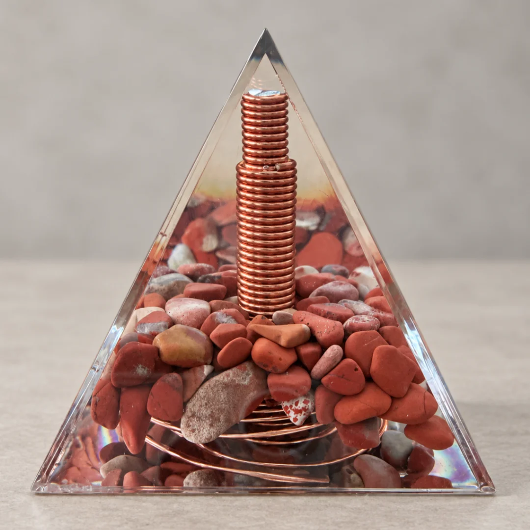 Pirámide de orgonita con espiral de cobre y fragmentos de jaspe rojo natural, ideal para meditación, yoga, decoración del hogar o la oficina, y como regalo.
