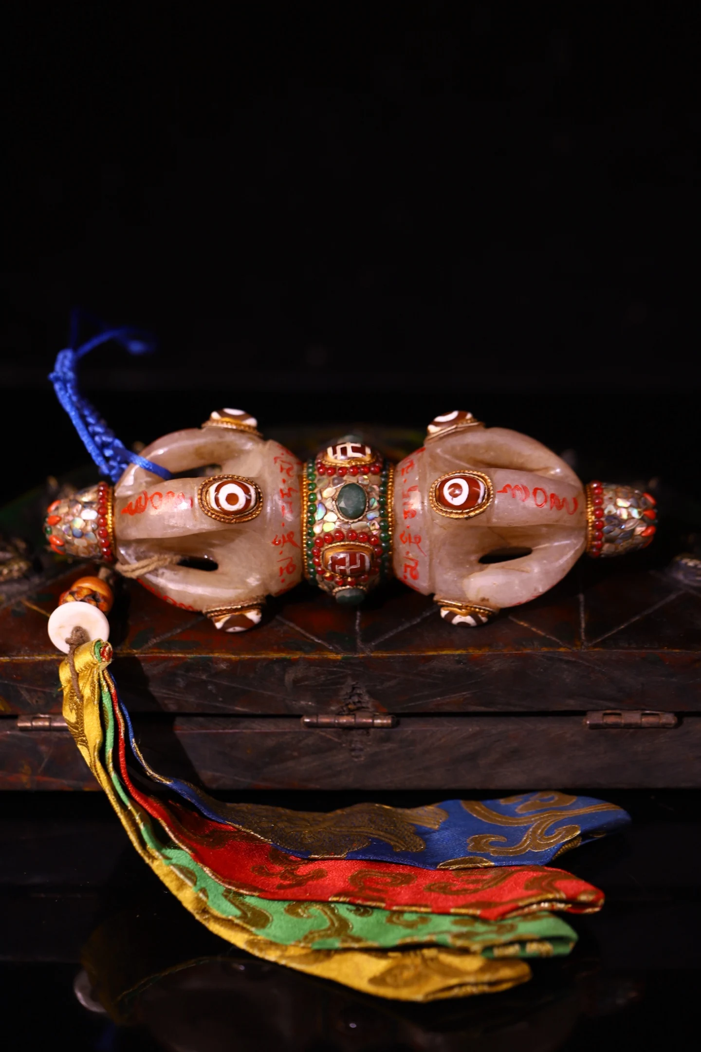 Amuleto Colgante de Cinabrio Natural Antiguo con Mosaico de Cristal, Gema gZi, Concha, Mantra de Seis Sílabas, Cinco Puntas, Dorje Vajra Phurpa