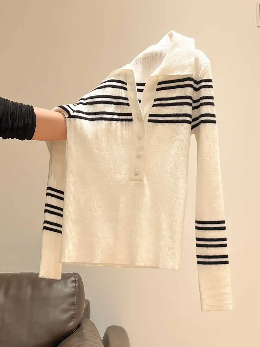 A Contrasting Color Striped Knitted Long-Sleeved T-Shirt As The Base Layer, Paired With A New Semi-Open-Neck High-End Top For Wo