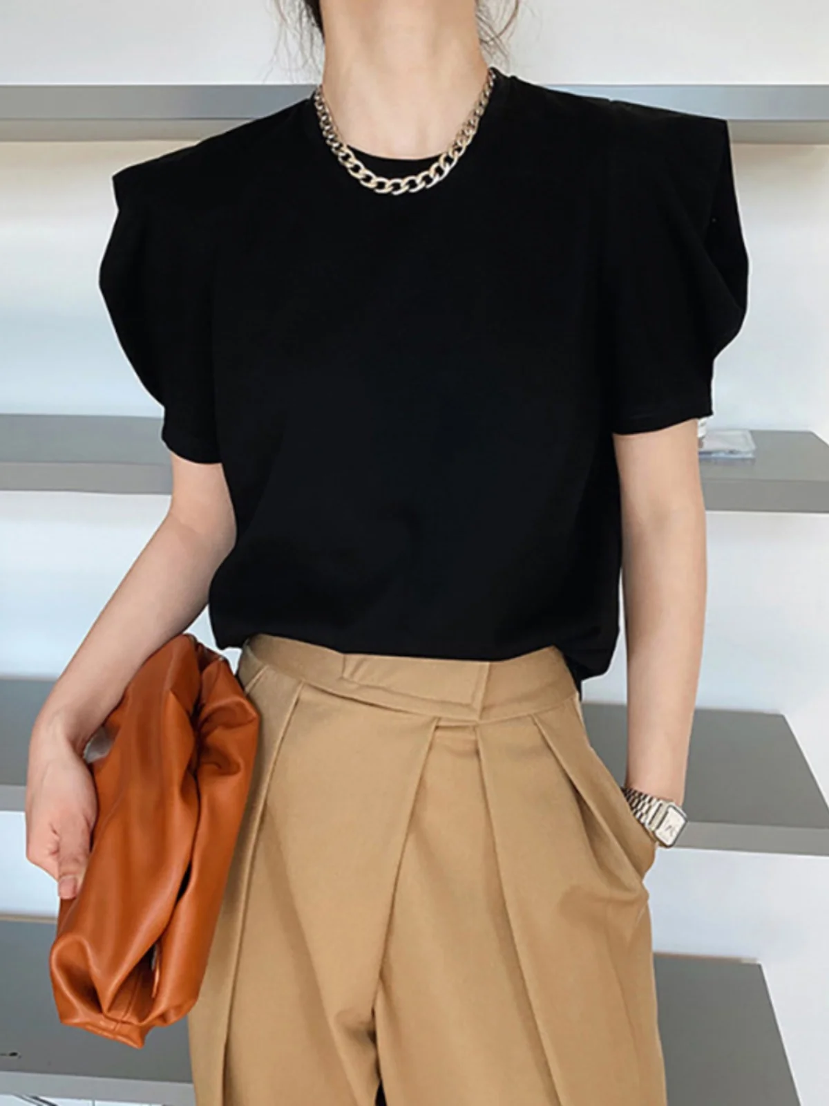 

High-End Women's Bla ort-Sve T-irt Slimming Effect Bubble Sves Faionable Casual Top for Ladies