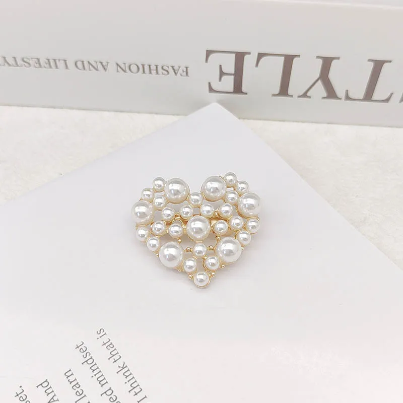 Broches sophistiquées en forme de cœur creux en perles pour femmes, épingles à corsage élégantes, bijoux, cadeaux pour filles, accessoires de fête et de bureau
