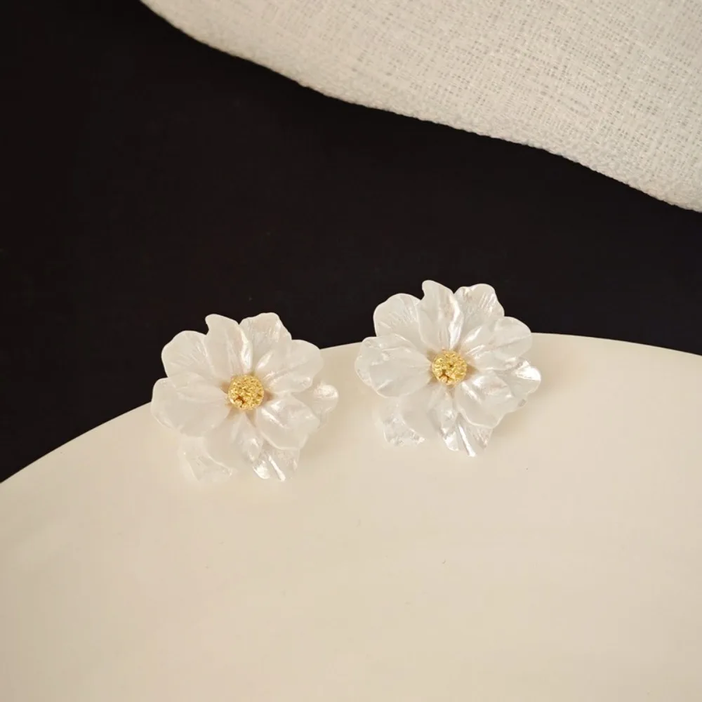 Retro Temperament White Resin Petals Stereo Simulation Camellia Flower Stud Earrings for Women Sweet Jewelry Accessories Gifts