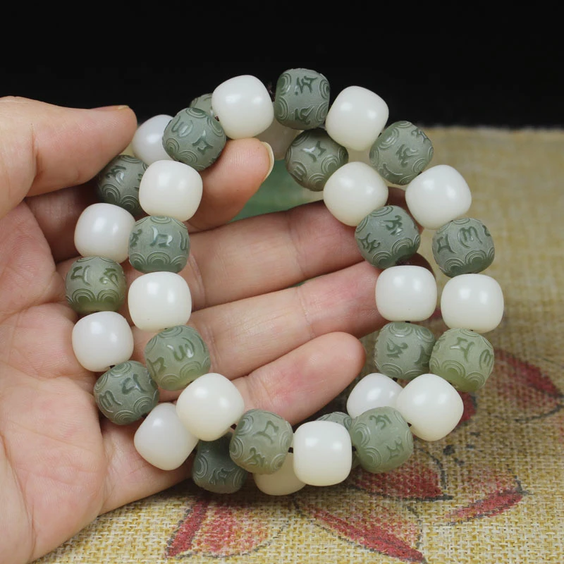 

Браслет из белого нефрита и зеленого корня бодхи с гравировкой мантры из шести иероглифов (Инь-Ян)