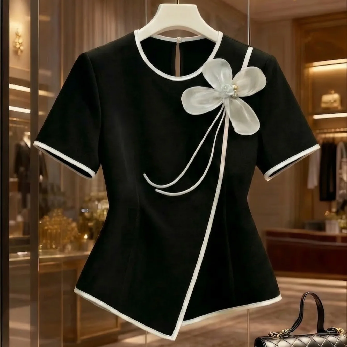 

2026 new black and white contrasting three-dimensional flower slim fit versatile short sleeved top for women