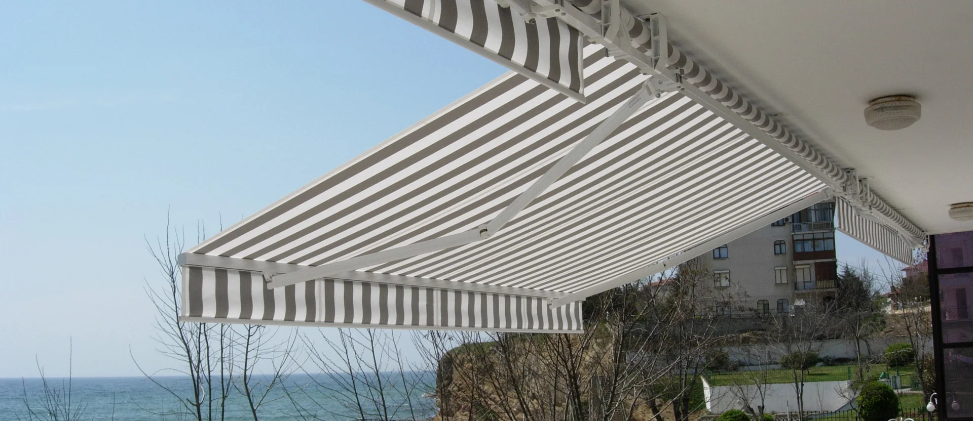 Patio and Garden Sunshade Motorized or Manual Retractable Awnings Folding Arm Awnings Waterproof Outdoor Awnings