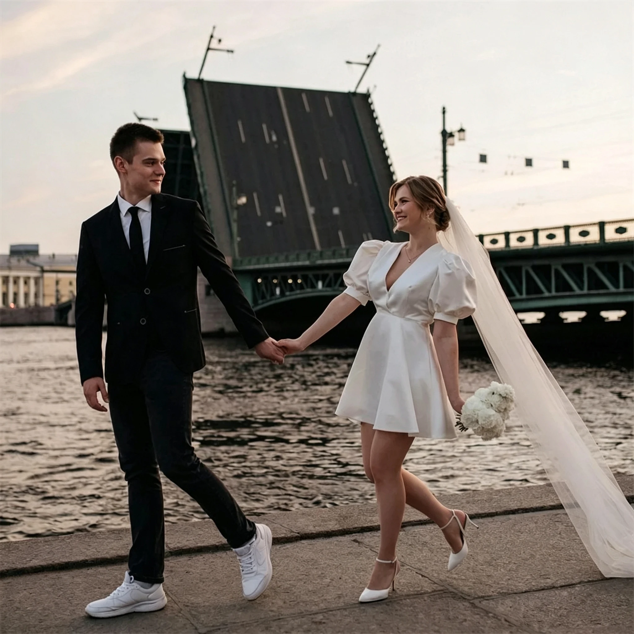V-Ausschnitt Puffärmel Satin Mini-Hochzeitskleid Weiß Ziviles Standesamt Ehevertragsfeier Stadtaufnahmen Braut Kurzes Kleid Elegant für Standesamtliche Hochzeit