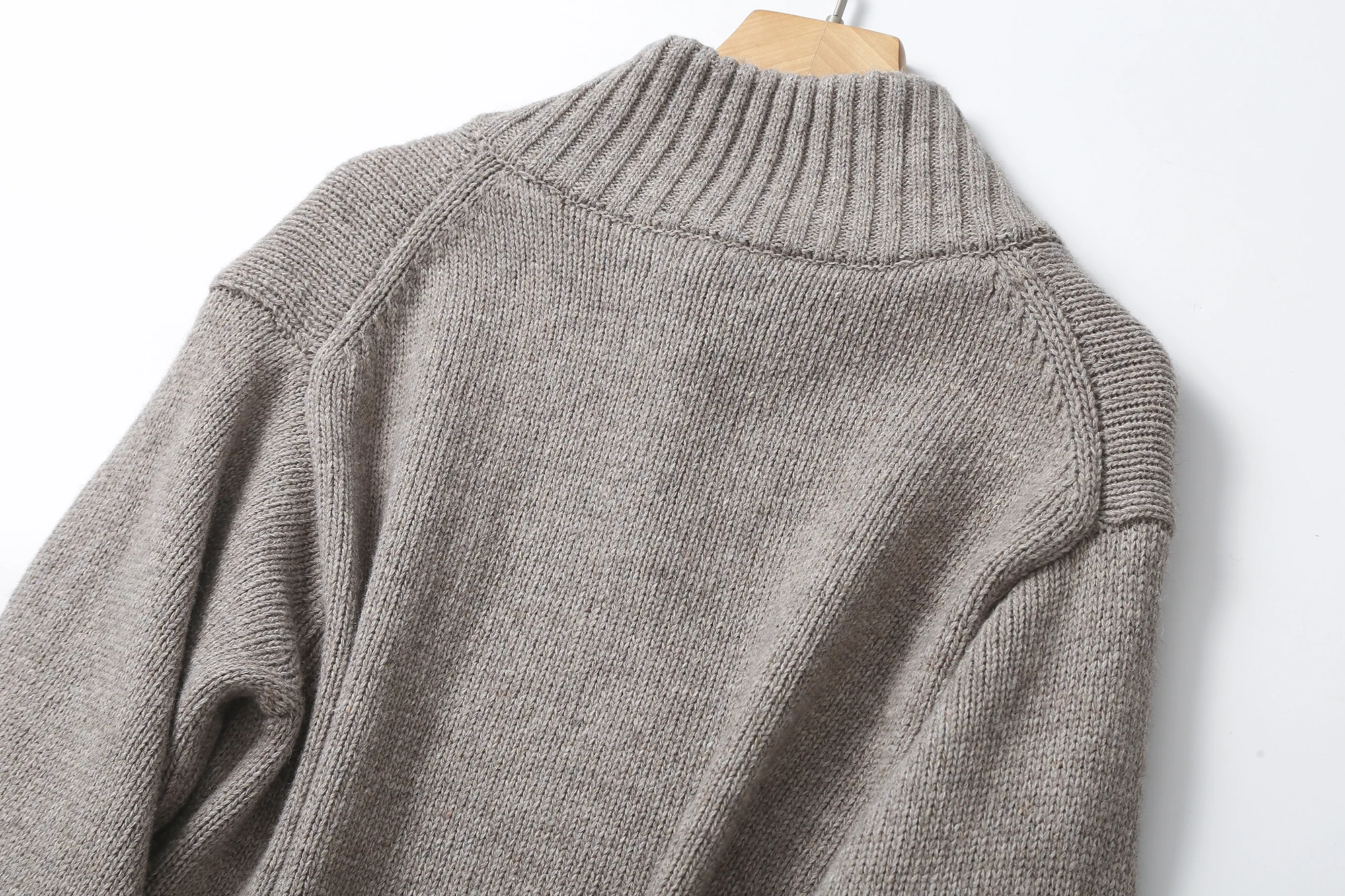 Ethereal MD 2023 autumn new style of French simple commuter style wool blend high V-neck sweater