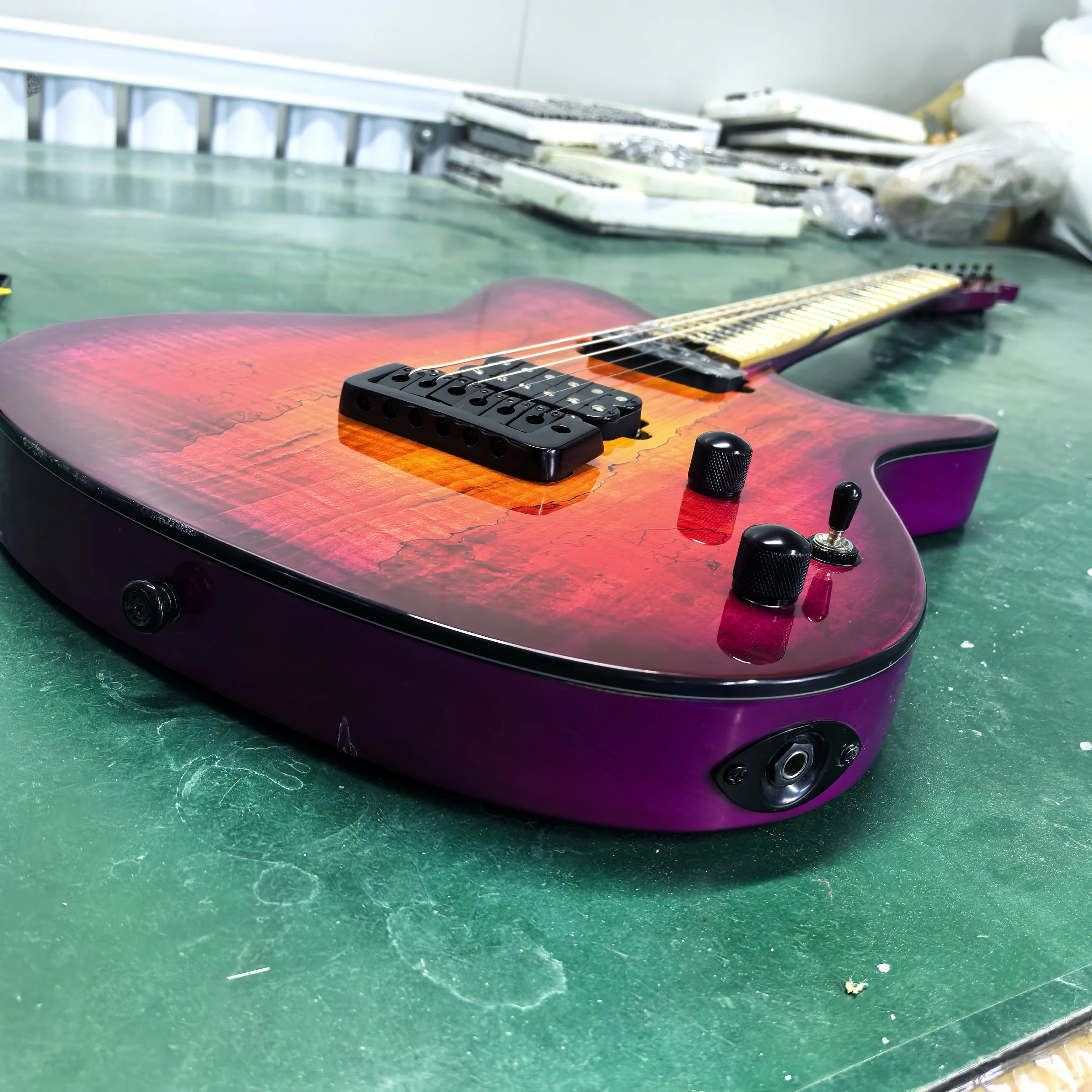 قطعة واحدة TL: جسم الماهوجني، لوحة أصابع من خشب الأبنوس، مفصل رقبة من قطعة واحدة، غراب رأس مستدير، التقاطات عالية الجودة