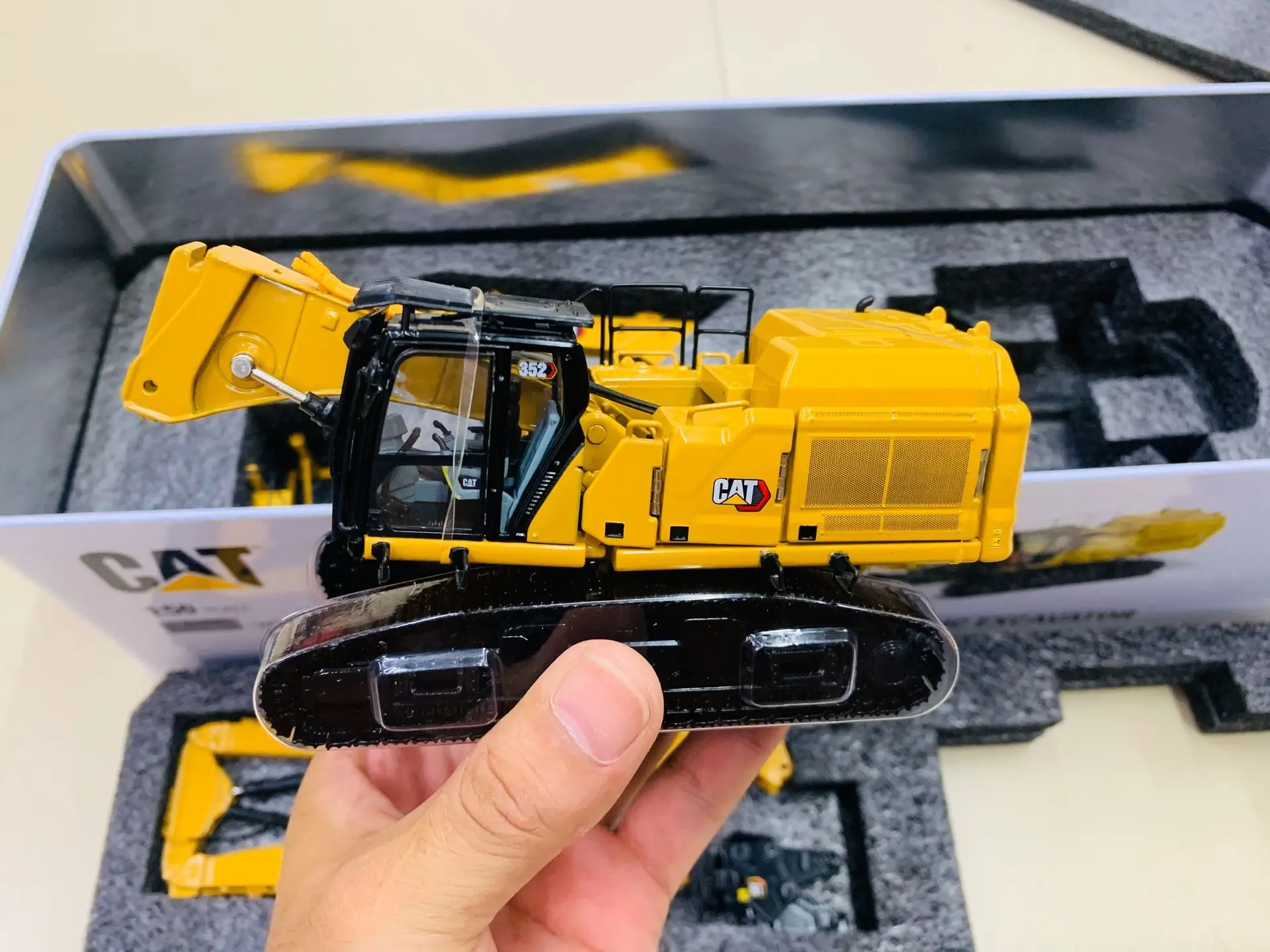 352 Ultra High Demolition Hydraulic Excavator 1:50 Scale By DieCast Masters 85663