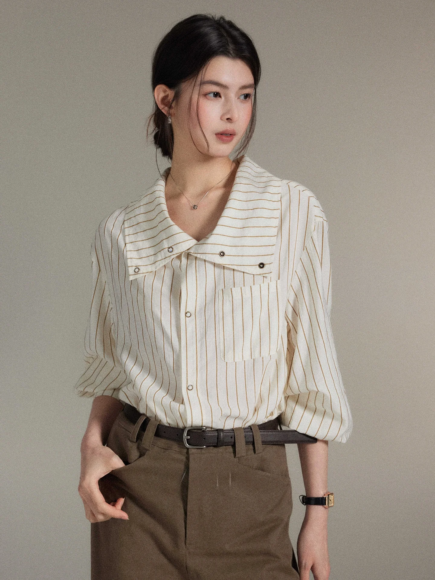 

Повседневная женская рубашка в полоску свободного кроя с длинным рукавом, на пуговицах, с уникальным дизайном воротника, удобная для повседневной носки, кофейного цвета, в полоску.