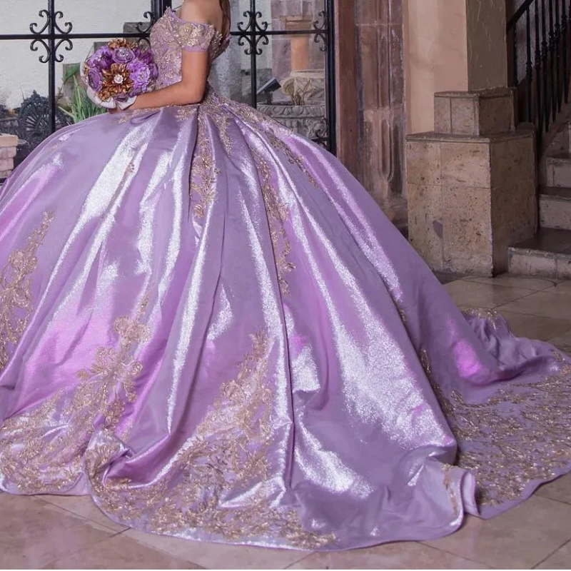 

Lilac Princess Off Shoulder Quinceanera Dresses Puffy Skirt Gold Applique vestidos de aniversario de 15 anos Women Party Proms