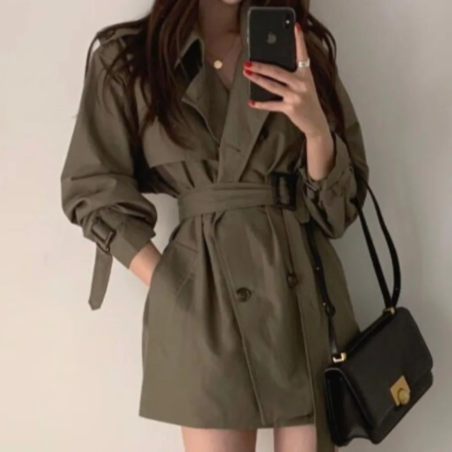 เสื้อโค้ทผู้หญิงทรงยาวปานกลาง สไตล์เกาหลี ผ้าฝ้าย ทรงหลวม กระดุมสองแถว พร้อมเข็มขัดรัดเอว ช่วยให้ดูผอมเพรียว เหมาะสำหรับฤดูใบไม้ร่วงและฤดูหนาว