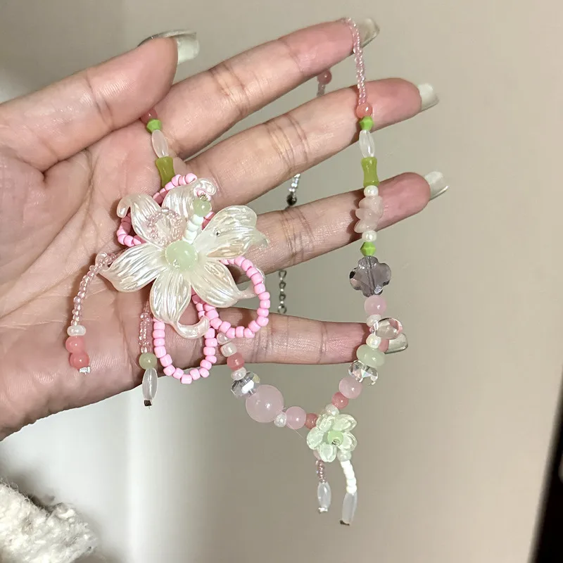 Y2K Vintage Blumen-Perlen-Anhänger Halskette für Frauen Weißer Blumen-Charm Tropfenförmiger Quastenanhänger Eleganter Schmuck für Party und Alltag